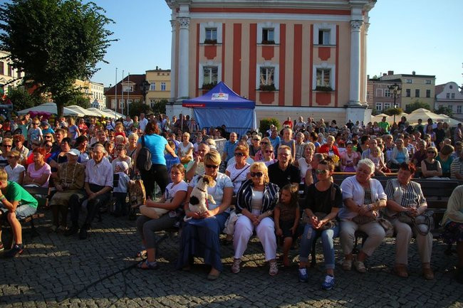 Tłumy wiwatowały na cześć króla (zdjęcia)