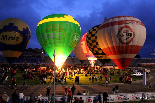 Nocny pokaz na Smoczyku (zdjęcia)