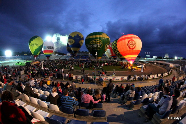 Nocny pokaz na Smoczyku (zdjęcia)