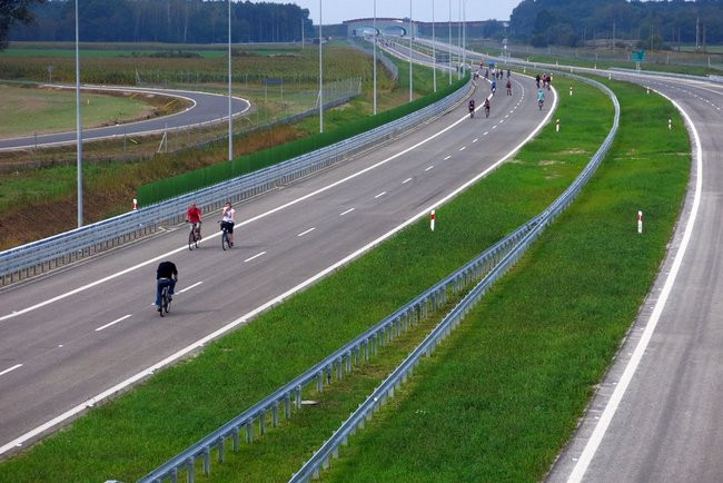 Rowerzyści przetestowali ekspresówkę (zdjęcia)