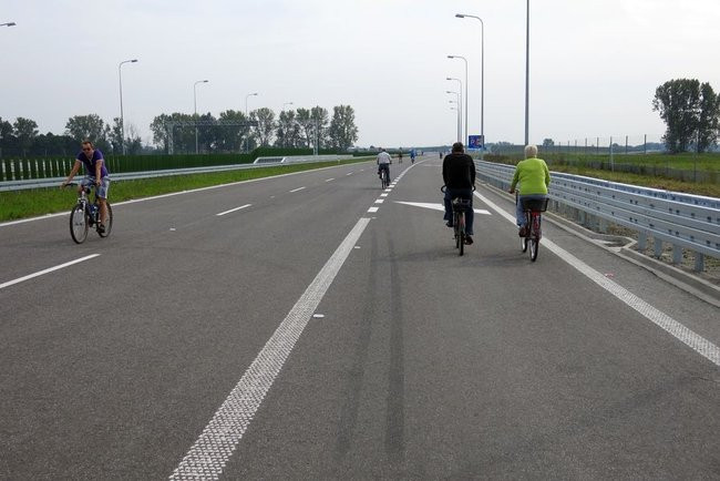 Rowerzyści przetestowali ekspresówkę (zdjęcia)