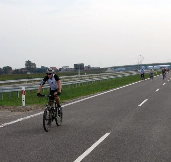 Rowerzyści przetestowali ekspresówkę (zdjęcia)