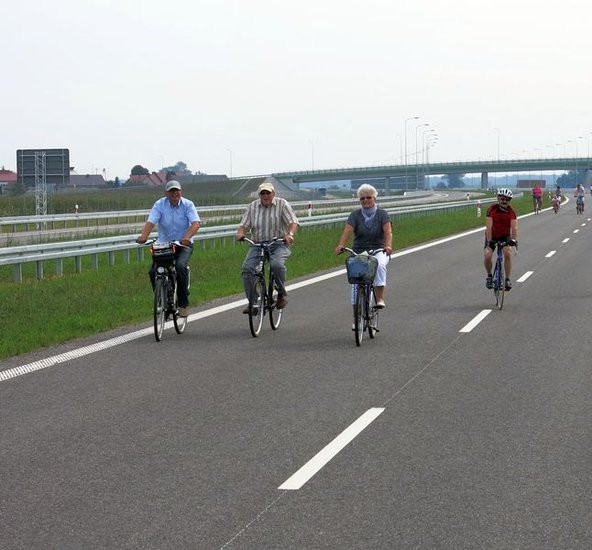 Rowerzyści przetestowali ekspresówkę (zdjęcia)