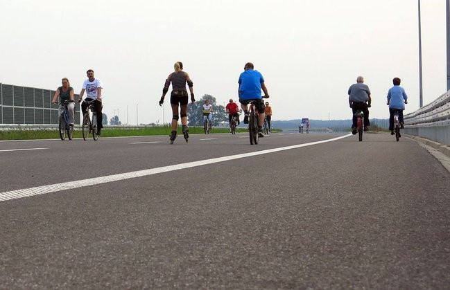 Rowerzyści przetestowali ekspresówkę (zdjęcia)