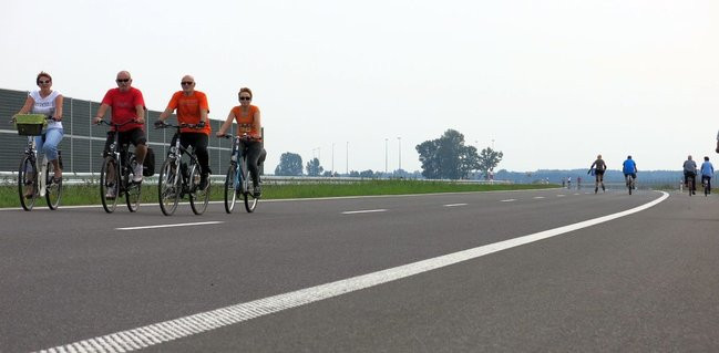 Rowerzyści przetestowali ekspresówkę (zdjęcia)