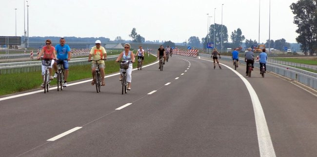 Rowerzyści przetestowali ekspresówkę (zdjęcia)