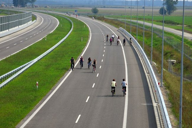 Rowerzyści przetestowali ekspresówkę (zdjęcia)