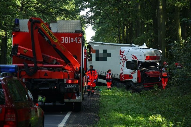 TIR wpadł do rowu (zdjęcia)