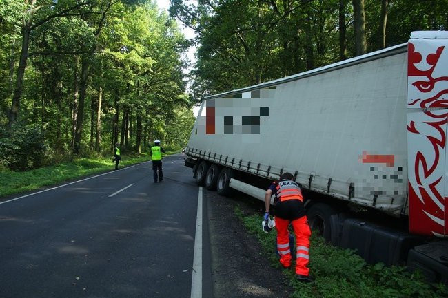 TIR wpadł do rowu (zdjęcia)