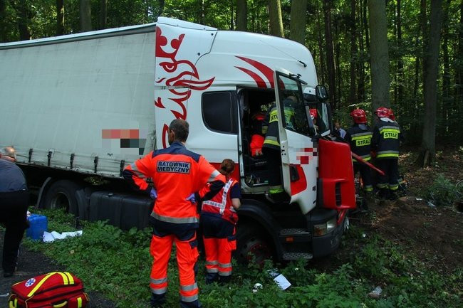 TIR wpadł do rowu (zdjęcia)