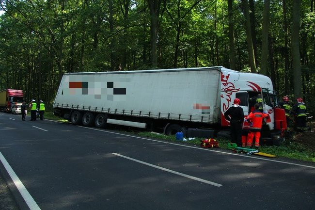 TIR wpadł do rowu (zdjęcia)