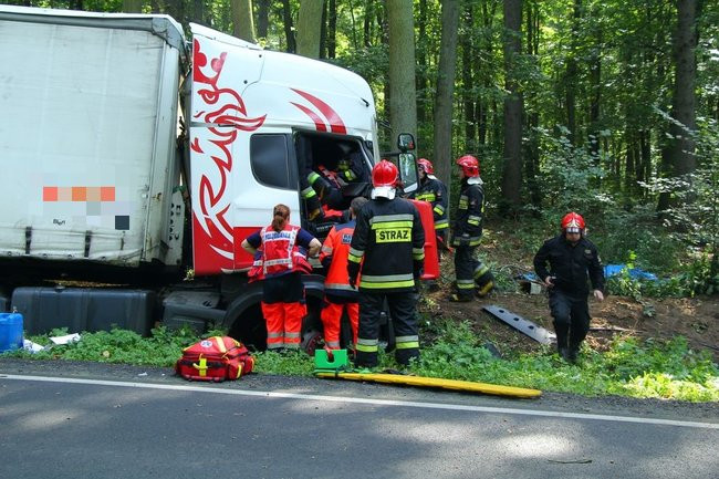 TIR wpadł do rowu (zdjęcia)