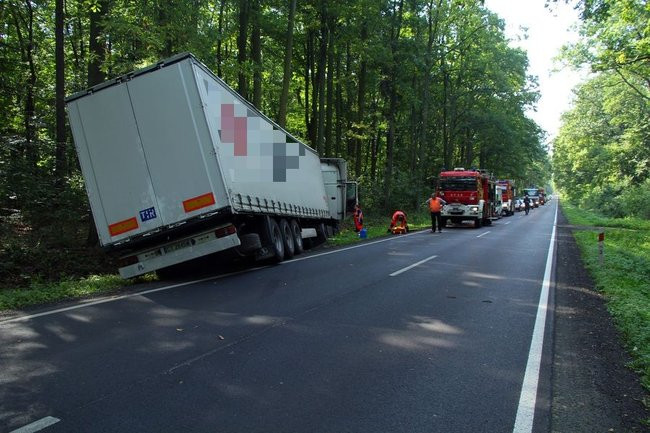 TIR wpadł do rowu (zdjęcia)