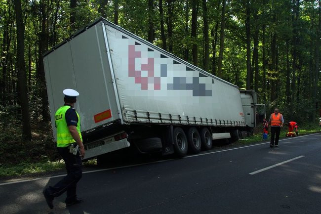 TIR wpadł do rowu (zdjęcia)
