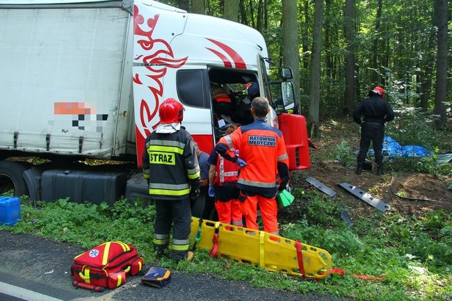 TIR wpadł do rowu (zdjęcia)