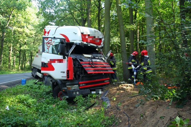 TIR wpadł do rowu (zdjęcia)