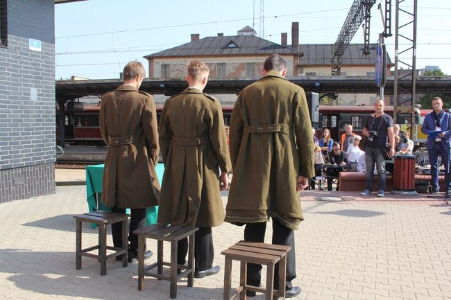 Zbrodnia na dworcu upamiętniona (zdjęcia)