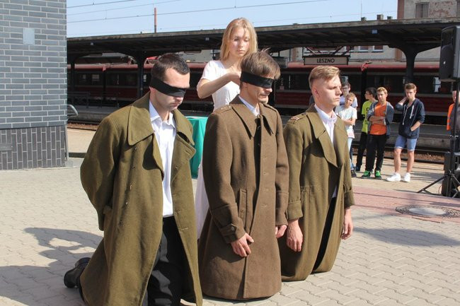 Zbrodnia na dworcu upamiętniona (zdjęcia)