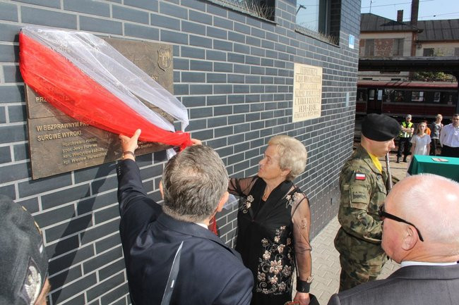 Zbrodnia na dworcu upamiętniona (zdjęcia)