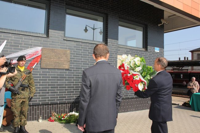 Zbrodnia na dworcu upamiętniona (zdjęcia)