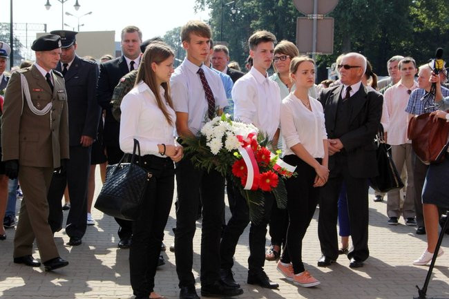 Zbrodnia na dworcu upamiętniona (zdjęcia)