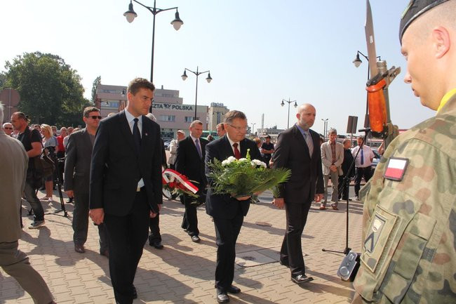 Zbrodnia na dworcu upamiętniona (zdjęcia)