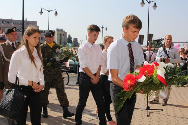 Zbrodnia na dworcu upamiętniona (zdjęcia)