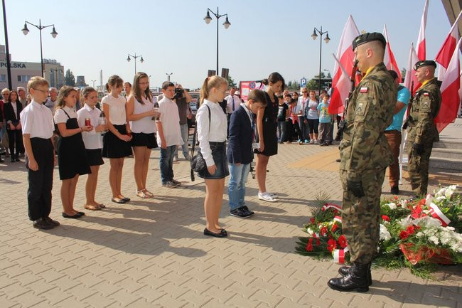 Zbrodnia na dworcu upamiętniona (zdjęcia)