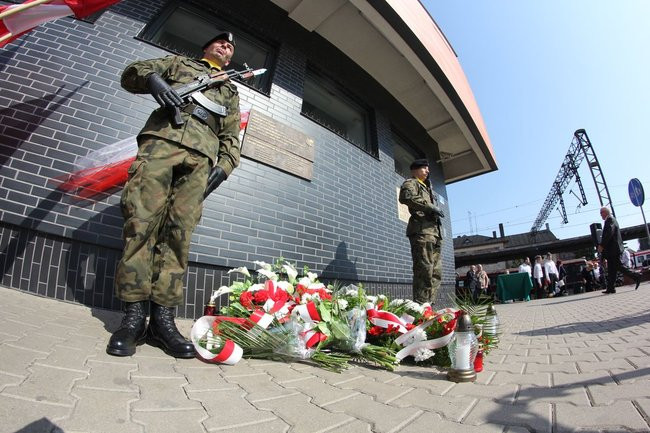 Zbrodnia na dworcu upamiętniona (zdjęcia)