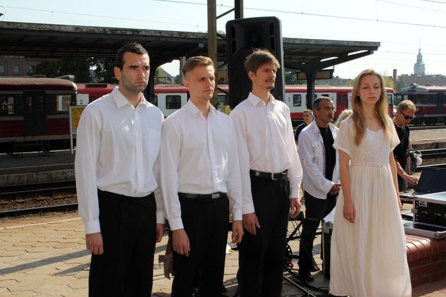 Zbrodnia na dworcu upamiętniona (zdjęcia)