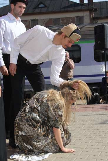 Zbrodnia na dworcu upamiętniona (zdjęcia)