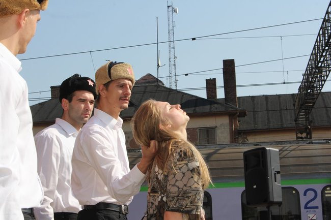 Zbrodnia na dworcu upamiętniona (zdjęcia)