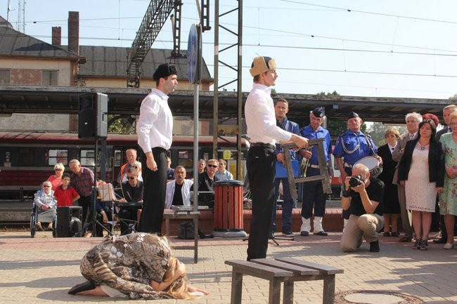 Zbrodnia na dworcu upamiętniona (zdjęcia)