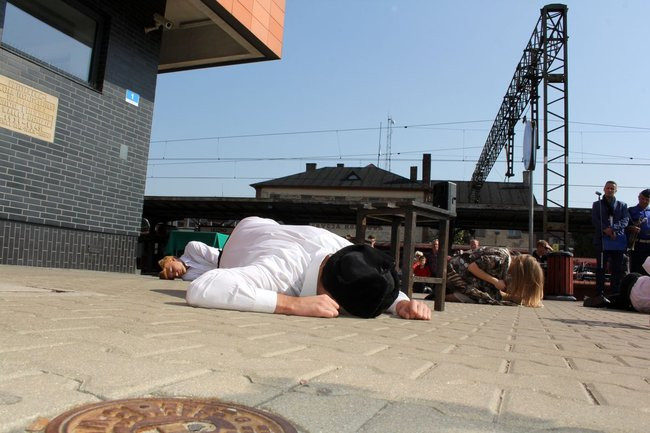 Zbrodnia na dworcu upamiętniona (zdjęcia)