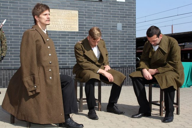 Zbrodnia na dworcu upamiętniona (zdjęcia)