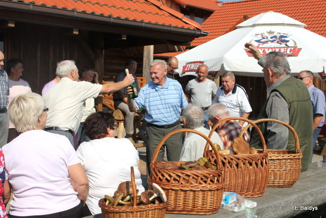 Seniorzy na grzybobraniu (zdjęcia)
