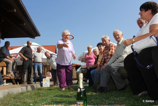 Seniorzy na grzybobraniu (zdjęcia)