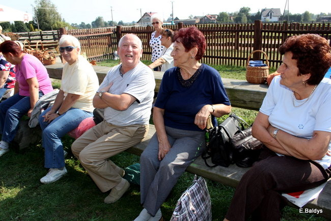 Seniorzy na grzybobraniu (zdjęcia)