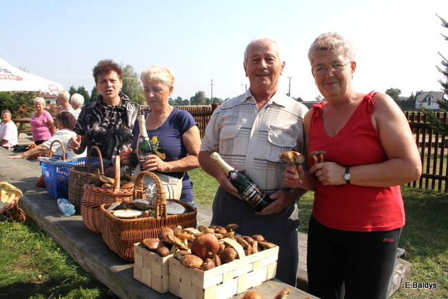 Seniorzy na grzybobraniu (zdjęcia)