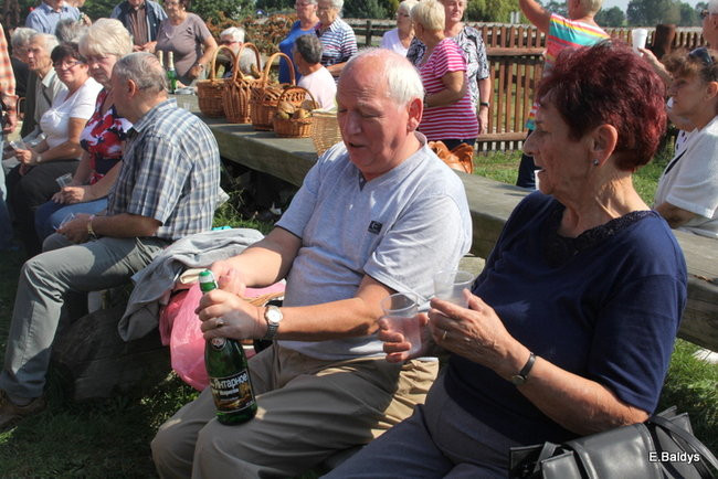 Seniorzy na grzybobraniu (zdjęcia)