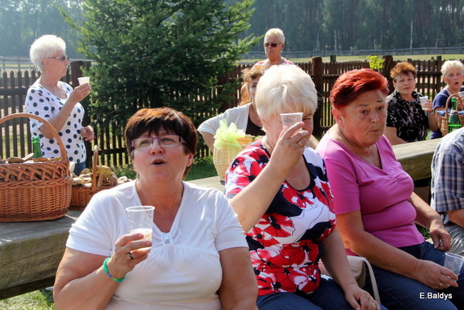 Seniorzy na grzybobraniu (zdjęcia)