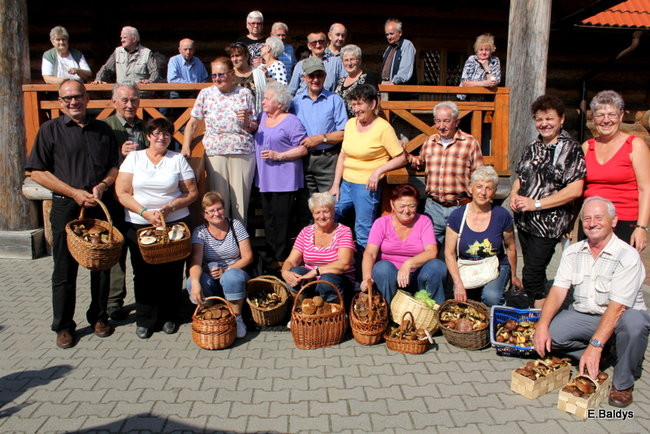 Seniorzy na grzybobraniu (zdjęcia)