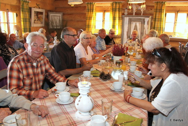 Seniorzy na grzybobraniu (zdjęcia)