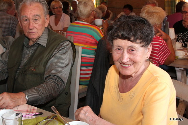 Seniorzy na grzybobraniu (zdjęcia)