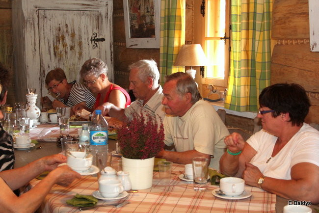 Seniorzy na grzybobraniu (zdjęcia)