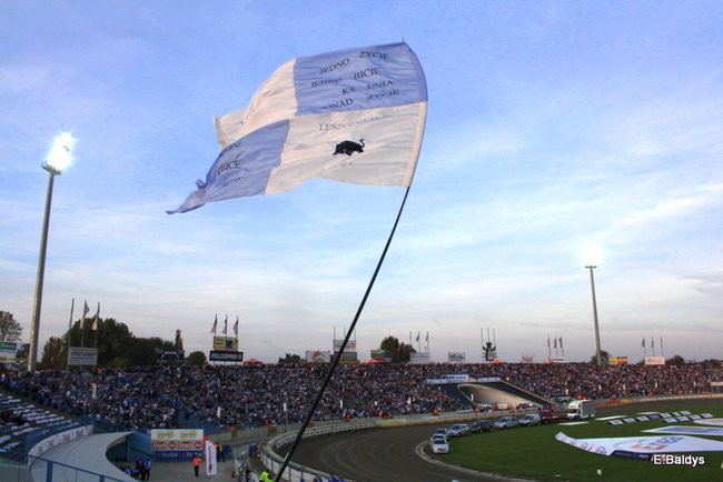 Kibice siedzieli na schodach (dużo zdjęć)