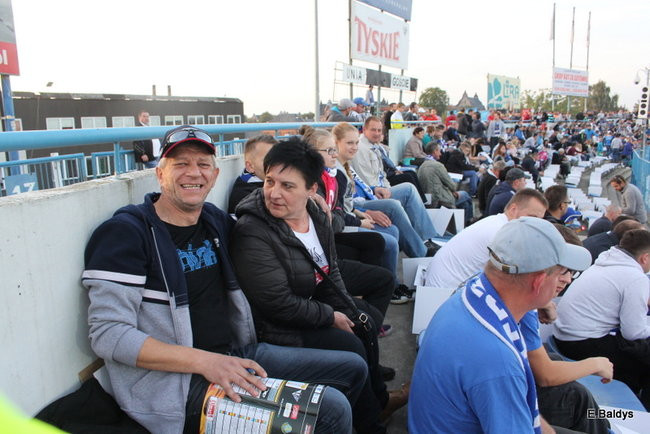 Kibice siedzieli na schodach (dużo zdjęć)