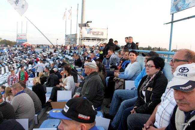 Kibice siedzieli na schodach (dużo zdjęć)