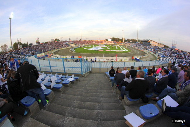 Kibice siedzieli na schodach (dużo zdjęć)