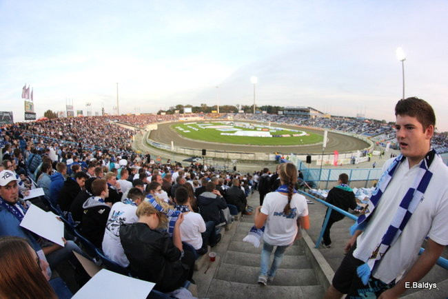 Kibice siedzieli na schodach (dużo zdjęć)